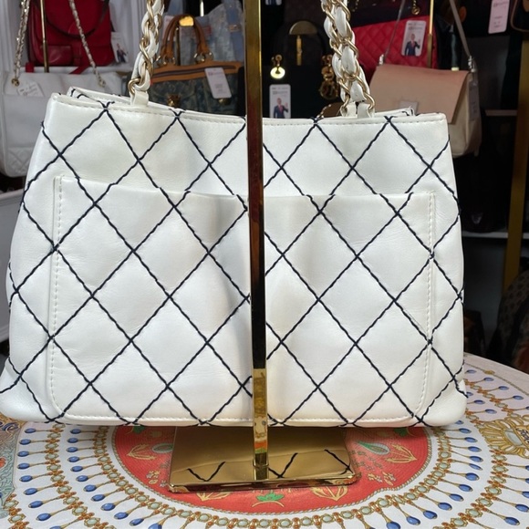 1861 Chanel White & Navy Blue Diamond Stitch Shoulder Totey - Picture 1 of 5